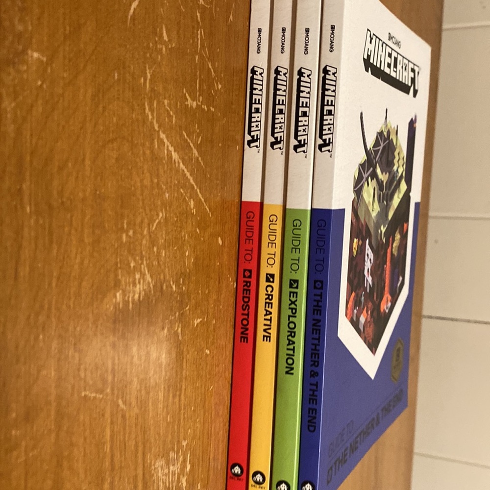 Minecraft: Guide Collection 4-Book set - Picture 2 of 8